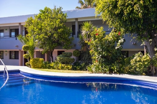 Albarca con jardín junto a habitaciones.