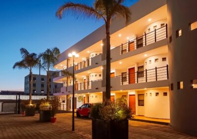 Hermosa vista noctura del Hotel Panamerican en Puebla.